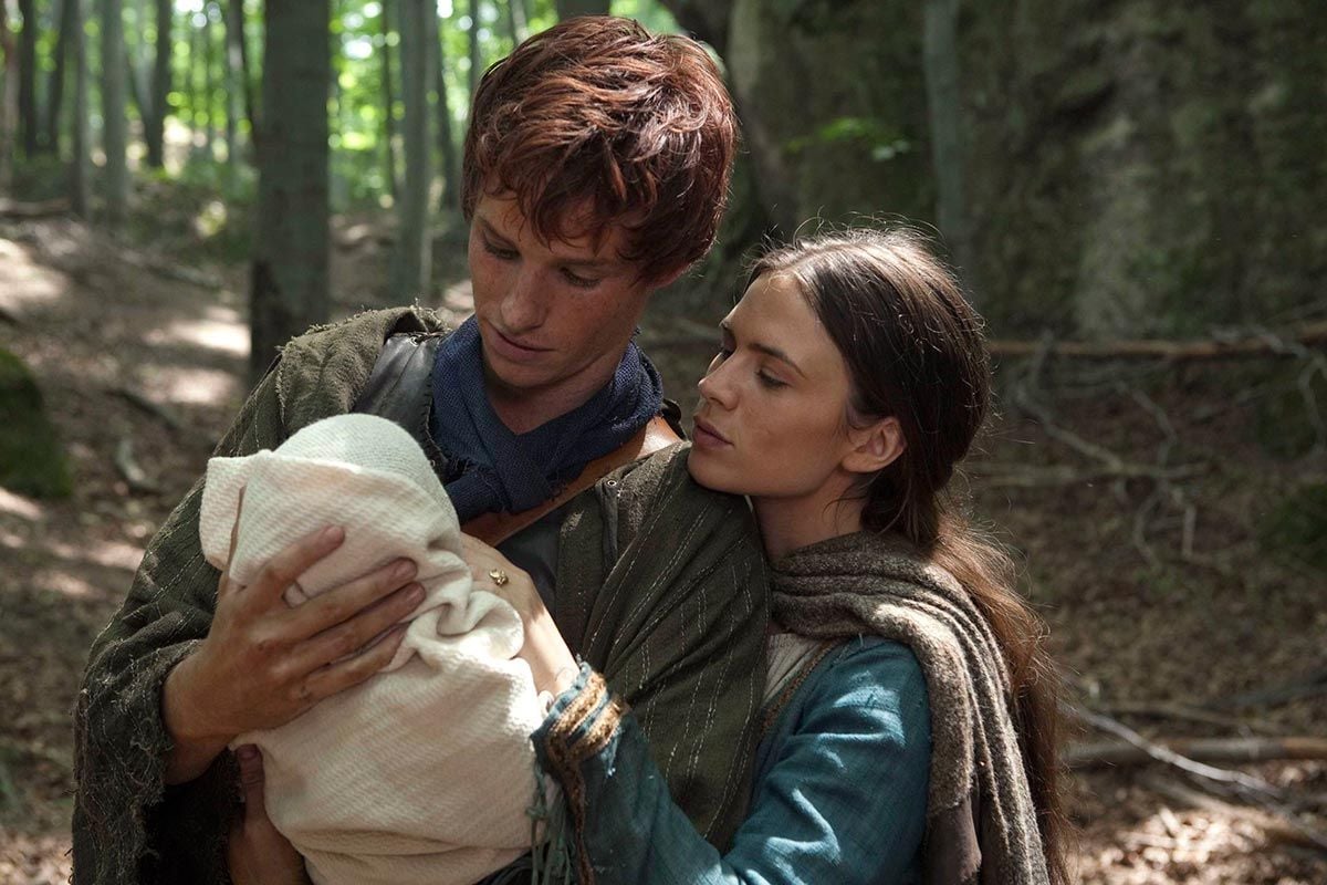 Les Piliers De La Terre Série Netflix Les Piliers de la Terre : Photo de Eddie Redmayne et Hayley Atwell 16