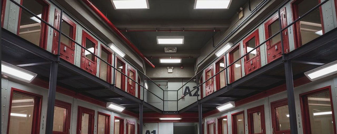 Orange Is The New Black saison 6 : découvrez le nouveau générique... et la nouvelle prison !