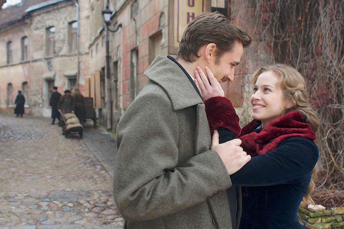 Séries Tv Avec Lou De Laâge Photo de Lou de Laâge dans la série Anna Karenine : Photo 39 sur 54