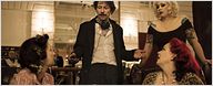 Mathieu Amalric en rouge et noir