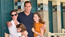 Deauville 2021 : Michael Shannon pose en famille devant sa cabine de plage