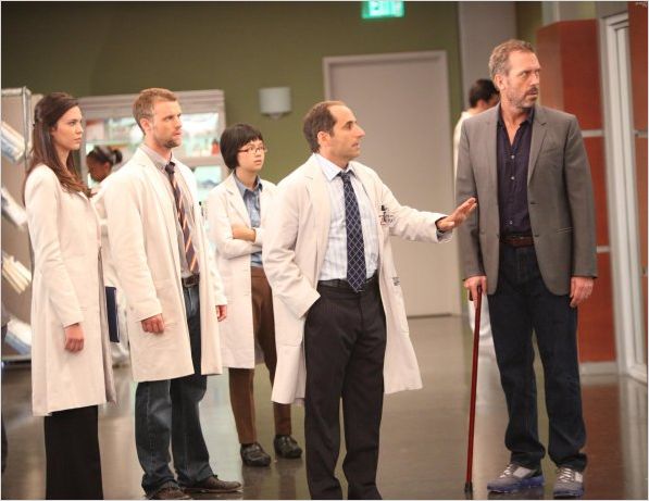 Dr House : photo Charlyne Yi, Hugh Laurie, Jesse Spencer, Odette Annable, Peter Jacobson
