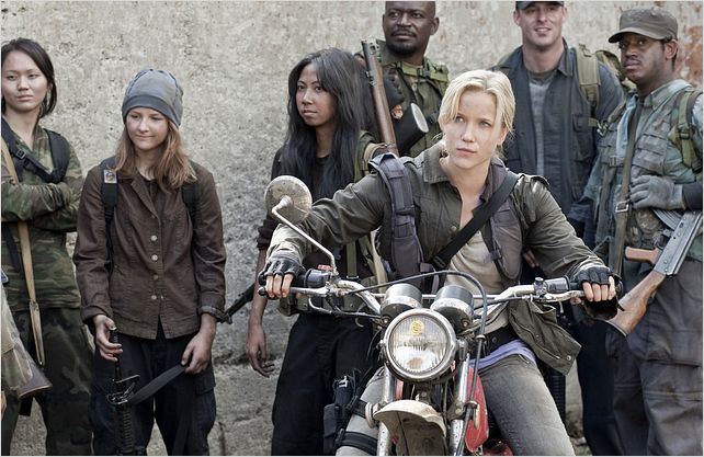 Falling Skies : Photo Jessy Schram, Seychelle Gabriel