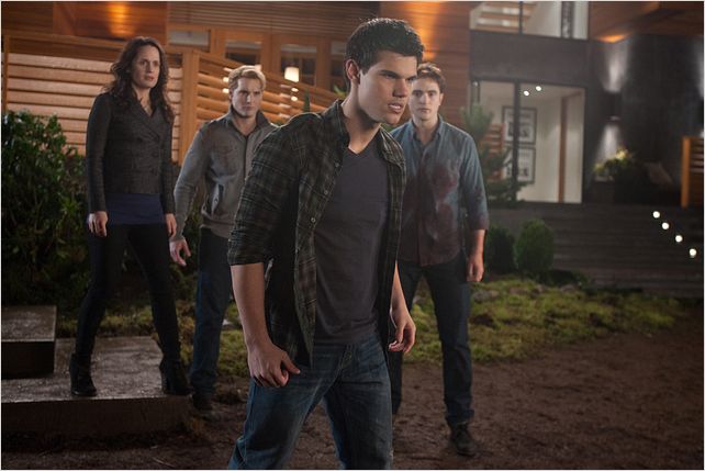 Twilight - Chapitre 4 : Révélation 1ère partie : photo Bill Condon, Elizabeth Reaser, Peter Facinelli, Robert Pattinson, Taylor Lautner