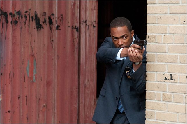 Dos au mur : Photo Anthony Mackie