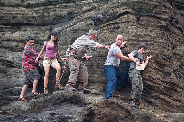 Voyage au centre de la Terre 2 : L'île mystérieuse : photo Brad Peyton, Dwayne Johnson, Josh Hutcherson, Luis Guzman, Michael Caine
