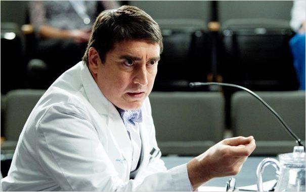 Monday Mornings : photo Alfred Molina
