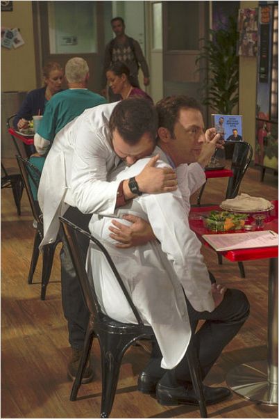 Animal Practice : photo Justin Kirk, Tyler Labine