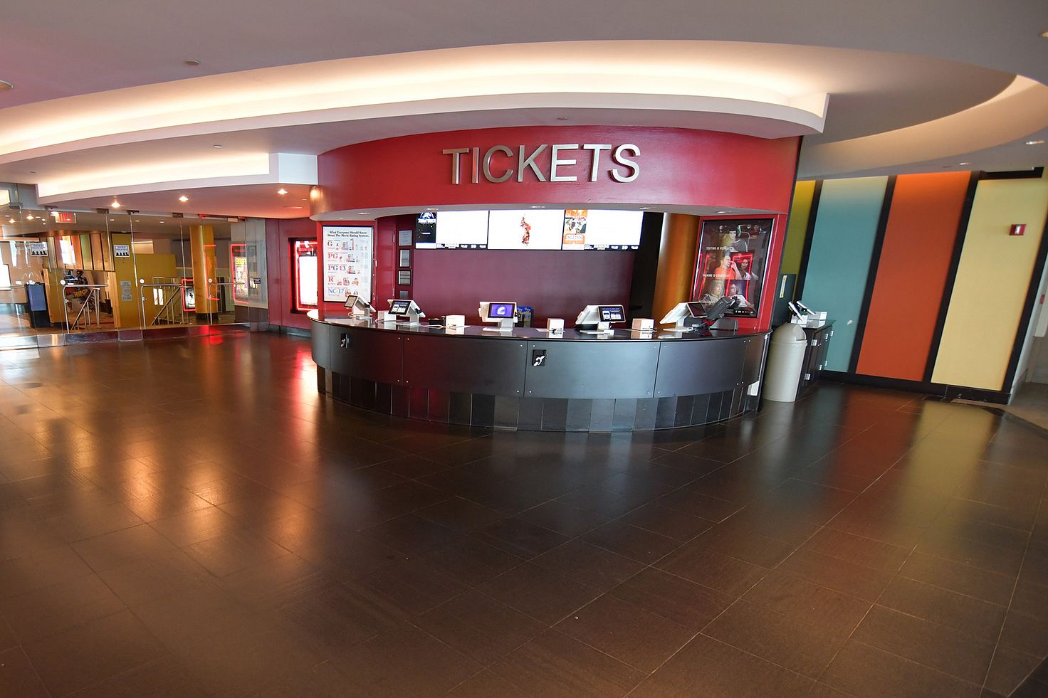 Broadway Movie Theater | Showcase Cinema de Lux Broadway - Showcase