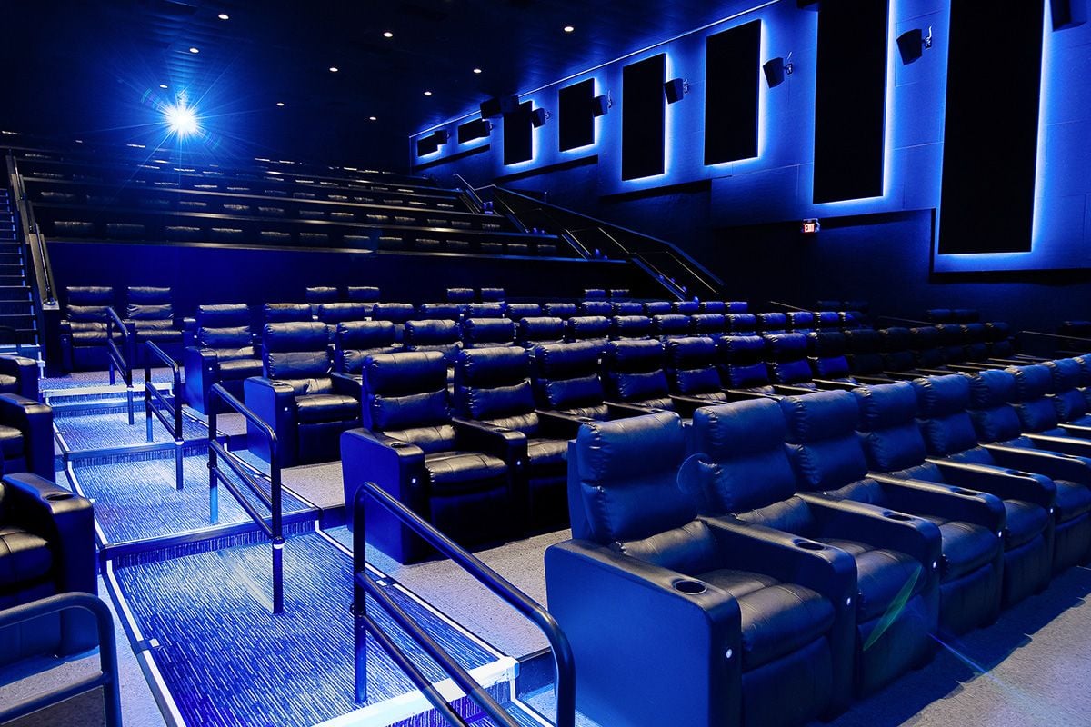 Holtsville Movie Theater Island 16 Cinema de Lux Showcase